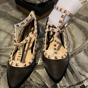 Red or black flat shoe